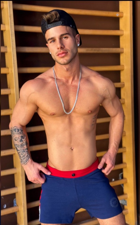 thumbnail for Allen King (AllenKingXX) featured on OnlyGays - amateur gay porn from OnlyFans, MyVidster, GayForFans