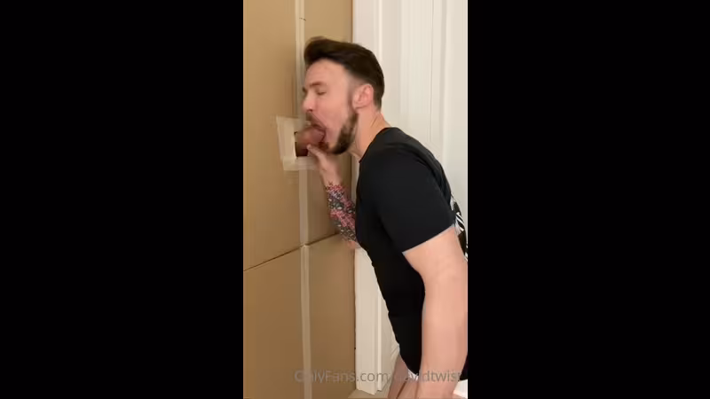 thumbnail for Sucking dick at a gloryhole – David Twist (davidtwist)