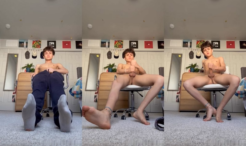onlytwinks thumbnail for Hung twink Sawyersroom jerks off