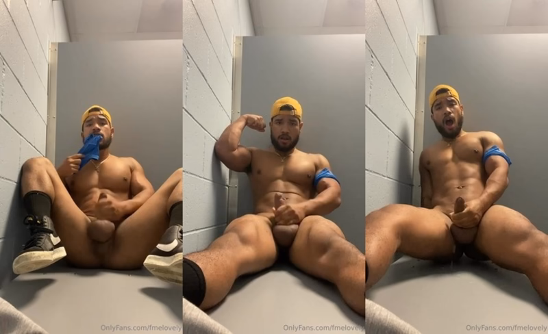 JustTheGays thumbnail for Jerking off in the gym locker room and showing off my muscles – Zain Holt (fmelovely) - amateur gay porn from OnlyFans JustForFans GayForFans - Jerk Off, Solo